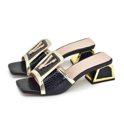 Ultimi sandali con tacco alto firmati di lusso da donna Décolleté con punta aperta Scarpe e sandali da donna in pelle verniciata decorati con applicazioni