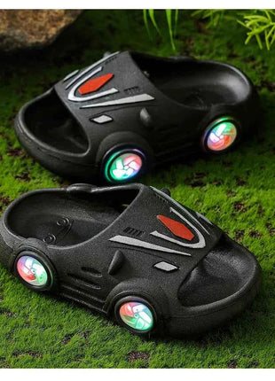 Pantofole luminose per bambini Scarpe estive per auto da cartone animato per interni Scarpe da spiaggia morbide antiscivolo per bambini Pantofole LED per bambini all'aperto di moda