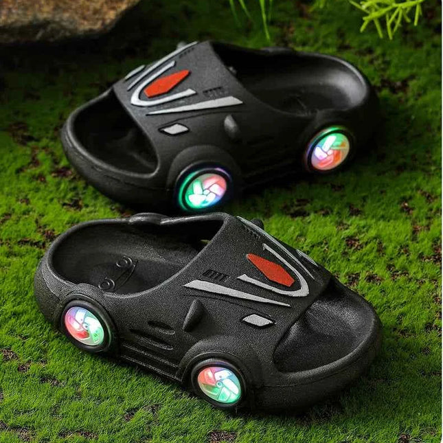 Pantofole luminose per bambini Scarpe estive per auto da cartone animato per interni Scarpe da spiaggia morbide antiscivolo per bambini Pantofole LED per bambini all'aperto di moda