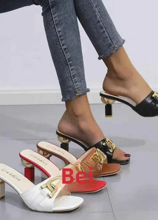Vendita calda della stagione Sandali con tacco alto di nuova moda Catena con fibbia Radice quadrata Pantofole di grandi dimensioni Versione aggiornata in gomma da donna